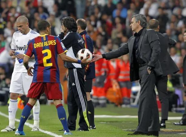  门兴格拉德巴赫传控流畅，地面配合渗透瓦解防守